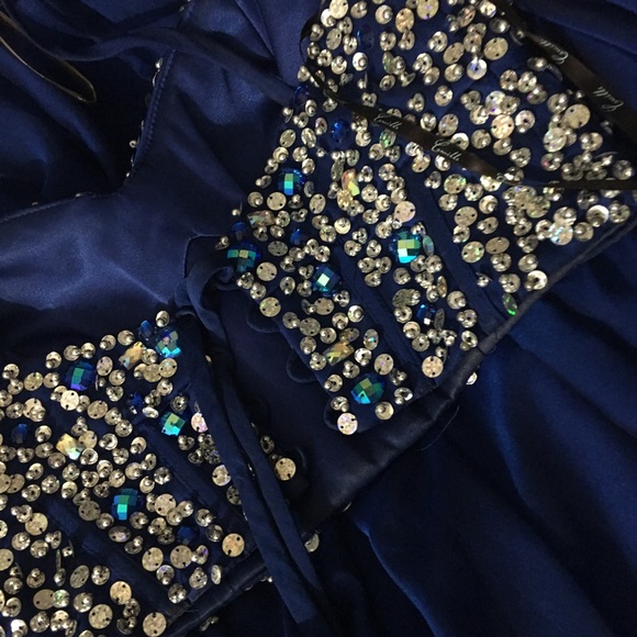 Prom dress - Picture 2 of 4